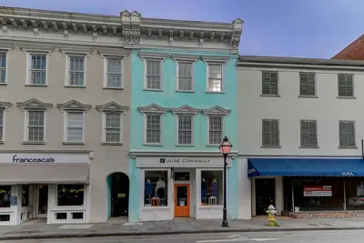 Image de 2br 2ba / 5 Star Downtown Location! ~ King Bee