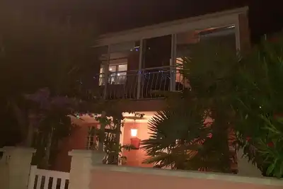 Image de rez  de  villa avec jardin et entrée  privé a 4km des plages