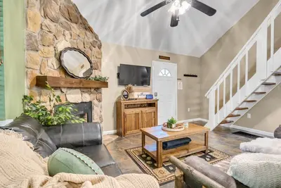 Image de Free tickets Secluded 2br Cabin w/ hot tub, arcade, private covered deck, woodsy