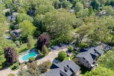 Charming Bayview - Downtown Condo with pool!