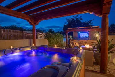 Image de Uptown-No Cleaning Fee-Hot Tub-Putting Green-Firepit-Outdoor Kitchen