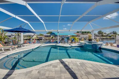 Image de Fun'n Sun - 3 Br/ 3 bath waterfront home in beautiful Matlacha Isles/ pool/ spa/ dock/ fishing poles