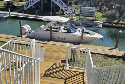 Image de Waters Edge-60 ft private dock, free concierge service on check in/out days!