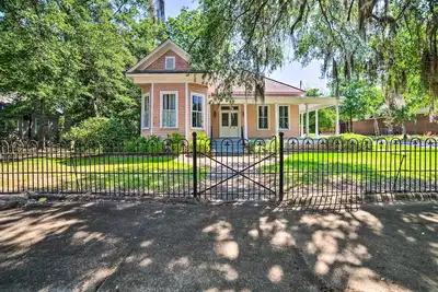 Image de Authentic Colonial Home Near Downtown Selma!