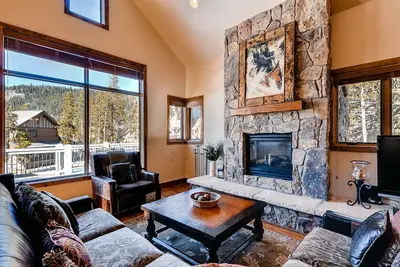 Deluxe, Spacious, Elegant Home | Close to Gondola!