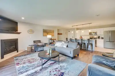 Image de Lakefront Birchwood Condo w/ Pool & Hot Tub!