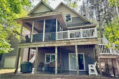 Image de Dreamy retreat near the lake with spacious deck, foosball, Ping-Pong & kayaks