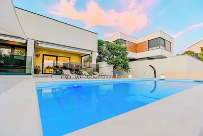 Image de Belle maison de vacances privée avec Wifi, piscine privée, climatisation, Tv et terrasse