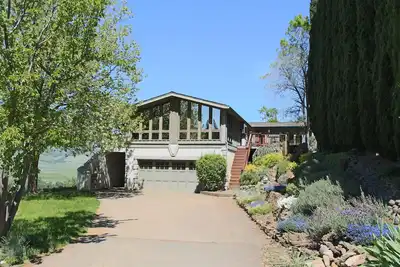 Image de Sunny Villa with Hot Tub & Amazing Views of the Rogue Valley