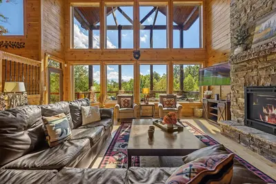 Image de Secluded 4BRMountain Retreat:Stunning Views, Pool Table, Arcade, HotTub, FirePit