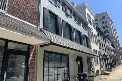 Image de Two-story condo in luxury townhouse. Free parking.