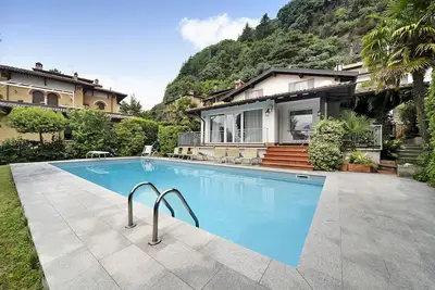 Image de Maison de campagne de luxe \"Domaso\" avec piscine et vue sur le lac, animaux domestiques admis