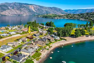 Image de Sunrise Chalet at Wapato Point, Sleeps 12, Half Block to Sandy Beach Waterfront