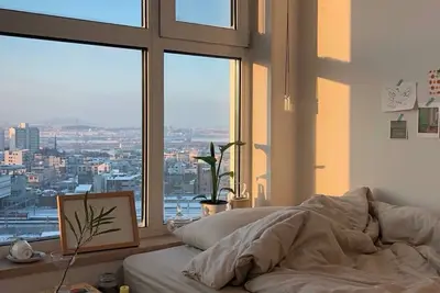 Image de \nEnjoy the comfort of a 3bedroom apartment, just a drive away from the airport