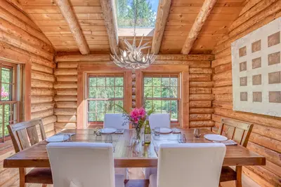 Image de Secluded Haven with Hot Tub, Large Deck, Private Creek, 6 Minutes to Beach!