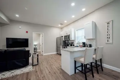 Image de Historic Penthouse Loft - King Bed, Fast WiFi, Close to Downtown!