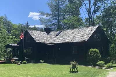 Image de Water front log cabin next to Tanglewood