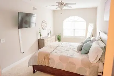 Image de Cozy. Chic. Vivid Heart of Midtown, Free parking