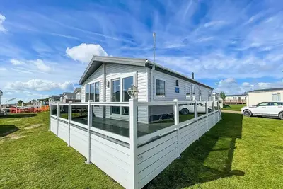 Image de Stunning 6 berth lodge with full sea views in Suffolk ref 68007cr