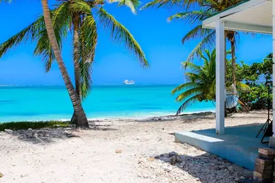 Image de Two bedroom two bathroom beach house located 10 steps from the beach