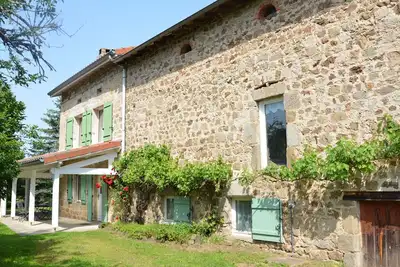 Ancienne ferme rénovée, cadre paisible, proche Lyon et St-Étienne, idéale famille et télétravail