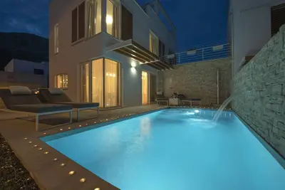 Image de Holiday House Sunny Bo with a pool and hot tub