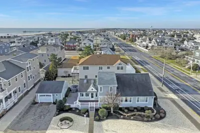 Image de 5 bedroom and 4 full bath, Beachblock expanded cape studio style home is newly available for rent!