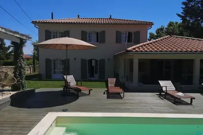 Image de Maison de type provençale avec piscine chauffée