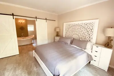 Image de Romantic couples getaway large 2 person tub large out area to hangout and lounge