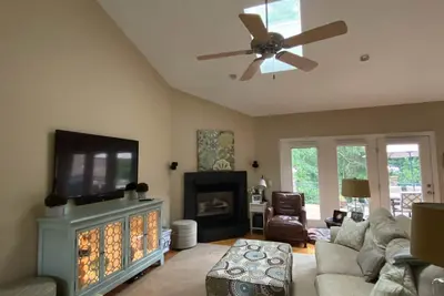 Image de Only 10 minutes from Furniture Market in downtown High Point