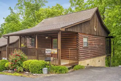 Image de Cozy Cabin Under 2 Miles from Dollywood, hot tub, heated community pool