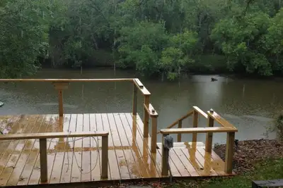 Image de Charming Riverside Home w/ Deck and Fishing. 15 minutes to Stp and Bechtel.