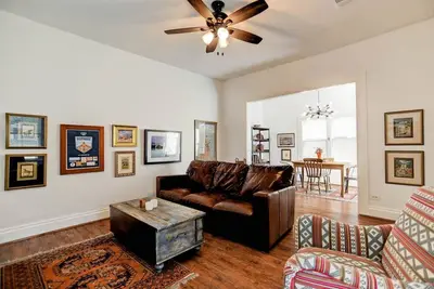 Image de Artsy Heights House: Walk to Food\/Bars\/Shops\/Hike-Bike Trails - Family ❤️️ Pets