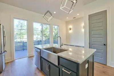 Image de Modern Luxury House with Prime Time Convenience