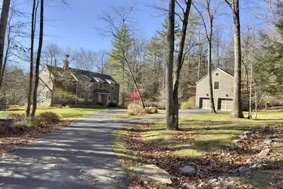 Image de Luxe Hudson Valley getaway with pool, sauna, and double porch