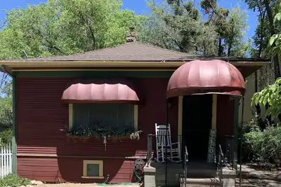 Image de Single level cottage 6 blocks to Courthouse square