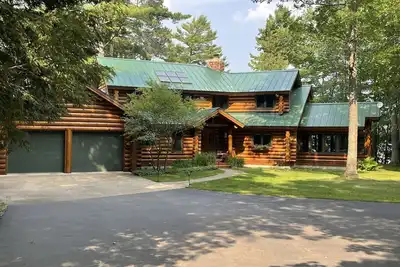 Image de Lakeside Lodge Vacation Rental. See discounts below for less than 12 people.