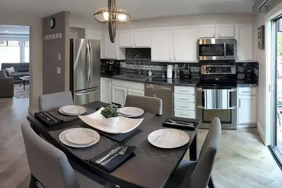 Image de Modern Comfort in Prime Location: Stylishly Remodeled Condo Steps from Downtown