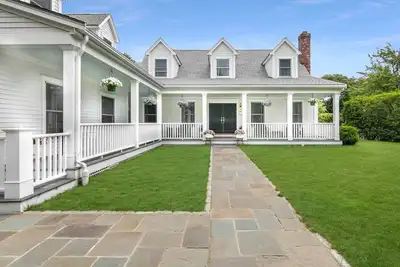 Image de Custom Cape In Edgartown With Hot Tub And Fire Pit