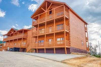 Image de 2 side-by-side cabins, 2 Private Pools, 2 Home Theaters, Family Friendly