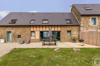 Image de Maison champêtre avec cheminée et terrasse à Saint-James