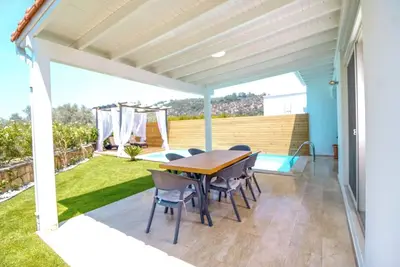 Charming 3-bedroom villa with private pool, air conditioning and WiFi in Torba