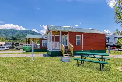 Image de Bears Den Tiny Home located in Cove Mountain Rv Resort with big views!