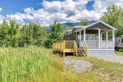 Image de Mallards Nest Tiny Home on a Pond and Creek with Mountain Views!