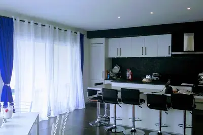 Image de maison avec piscine et solarium à 200m de la plage