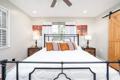 Image de 3 mi to Cabrini | 4TVs | King 🛏 | W/D| Free🅿️| Pet✅