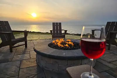 Image de Luxurious 3-Br Lakefront Cottage on Lake Erie - Book Your Lakeside Retreat Today