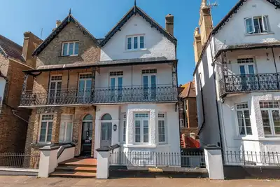 Image de Luxurious accommodation ideal for all the family, less than 100 yards from the beach.