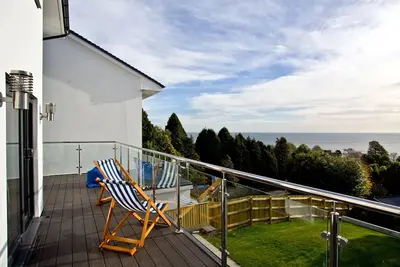 Image de A spacious, three bedroom house with sea views and a sunny balcony.