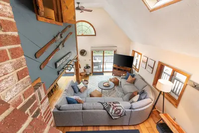 Image de Chalet Nestled in the Woods with Private Hot Tub & Close to Everything